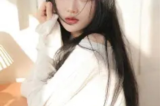 高圆圆也耍大牌？被多名工作人员围绕获助理蹲地上穿鞋惹争议